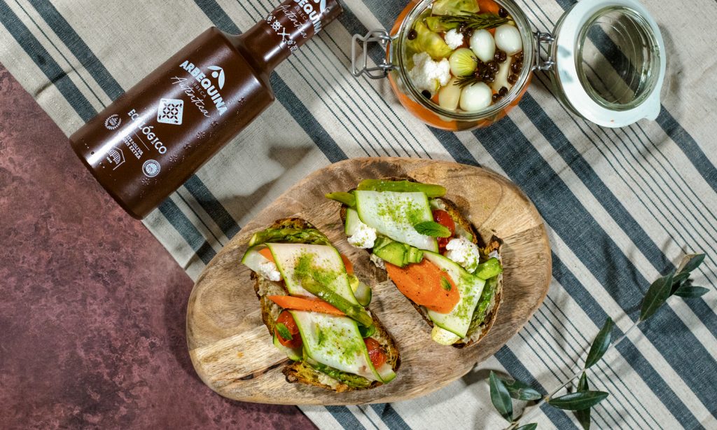 Tostadas de encurtidos con puré de berenjena