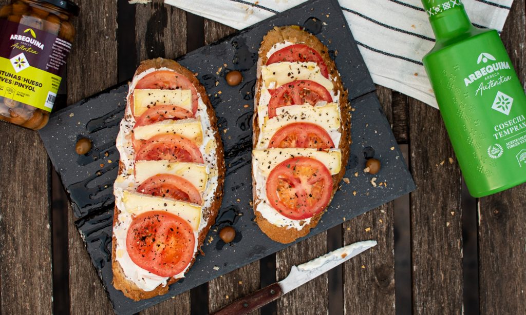 tostadas con queso crema, tomate y queso brie